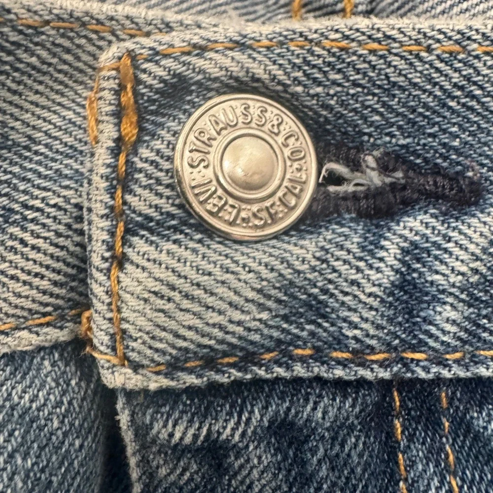 Levis 550 Mens Relaxed Fit Tapered Leg Light Wash Blue Denim Jeans 42x28 Frayed